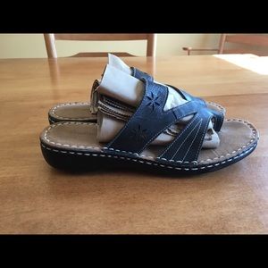 Naturalized size 8 leather sandals